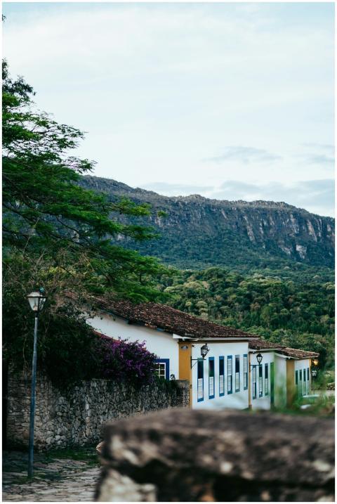 Idyllic view of colonial houses beneath lush mount