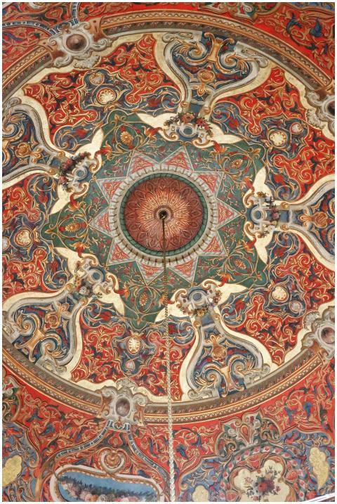Circular ornate ceiling with intricate patterns an