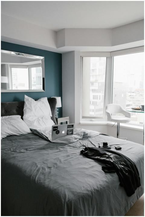 Comfortable bedroom in Toronto with a city view, f