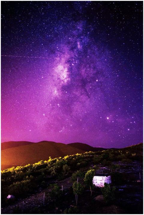 A stunning view of the Milky Way galaxy over a tra