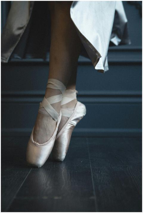 Close-up of a ballerina's feet en pointe in elegan