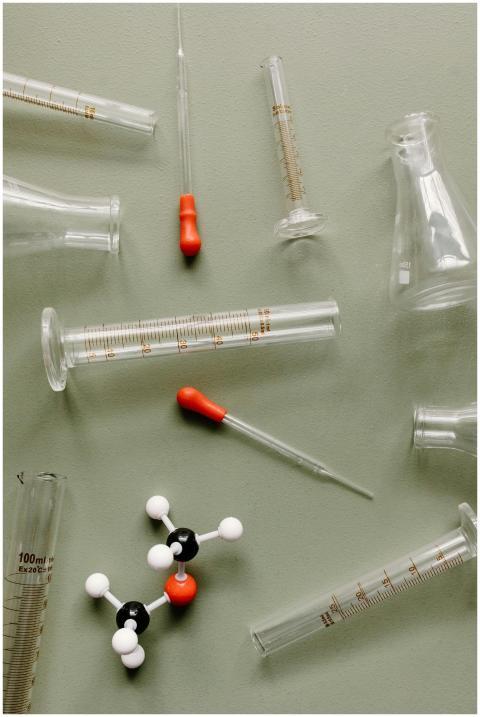 Scientific laboratory equipment with a molecular m