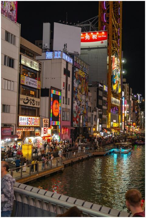 Lively night scene on Dotonbori Canal in Osaka, Ja