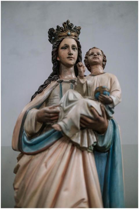 A beautiful statue of the Virgin Mary holding Chil