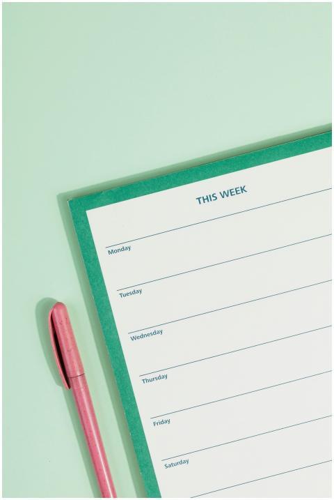 Minimalistic image of a weekly planner with a pink