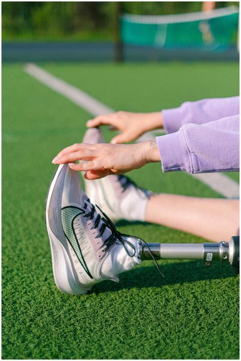 Crop unrecognizable female athlete with leg prosth