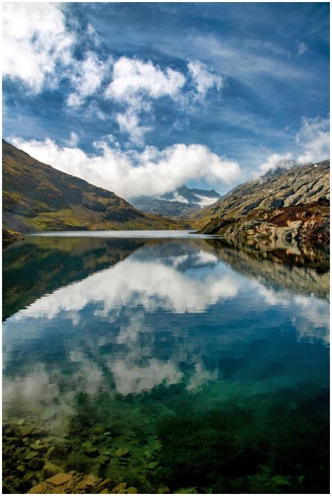 Stunning view of an alpine lake with mountains ref