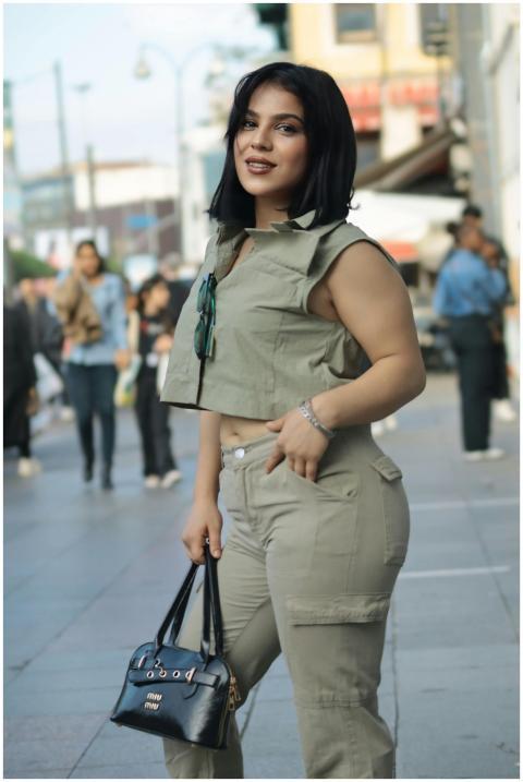 Confident woman in casual outfit posing outdoors i