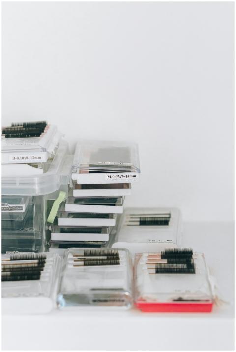 Clear plastic containers holding various eyelashes