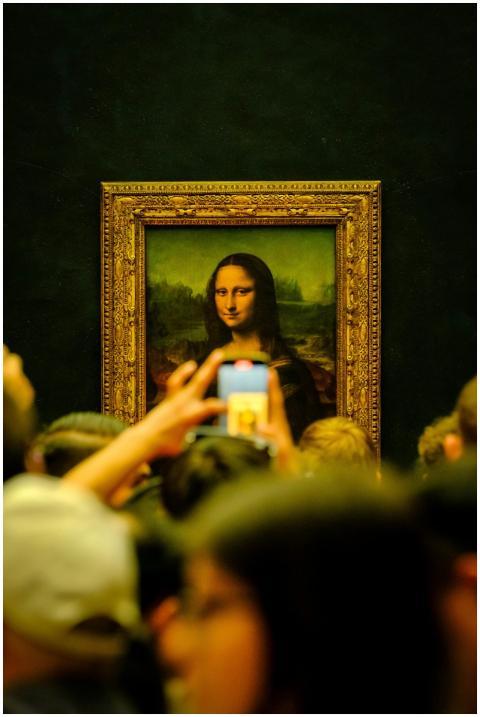 Crowd admiring the Mona Lisa painting at the Louvr