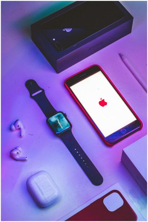 Modern Apple gadgets including watch and phone dis