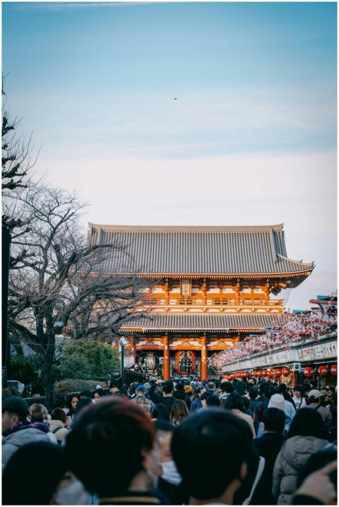 Crowded scene at Asakusa Temple in Tokyo, Japan du