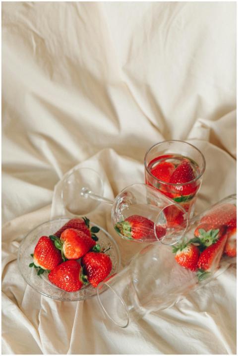 Elegant strawberry arrangement on soft linen with