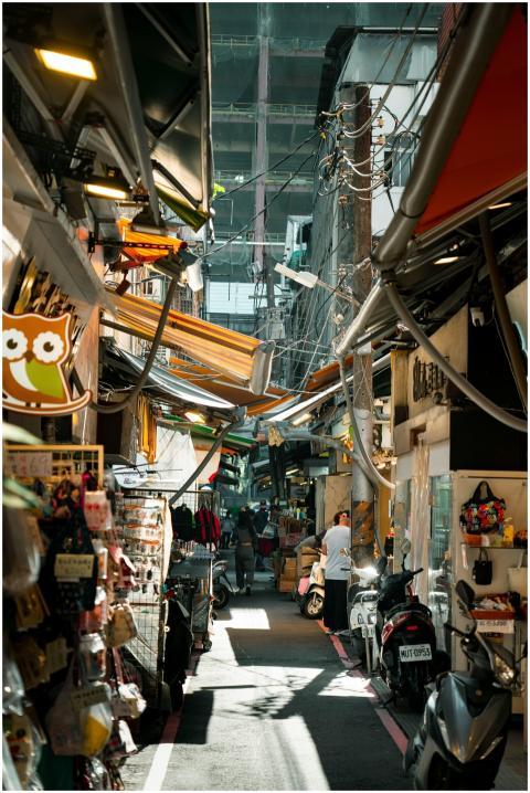 Discover the vibrant alleyway market in Taipei Cit
