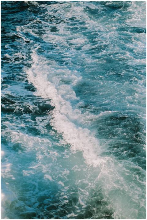 Dynamic ocean waves crashing with vibrant white fo