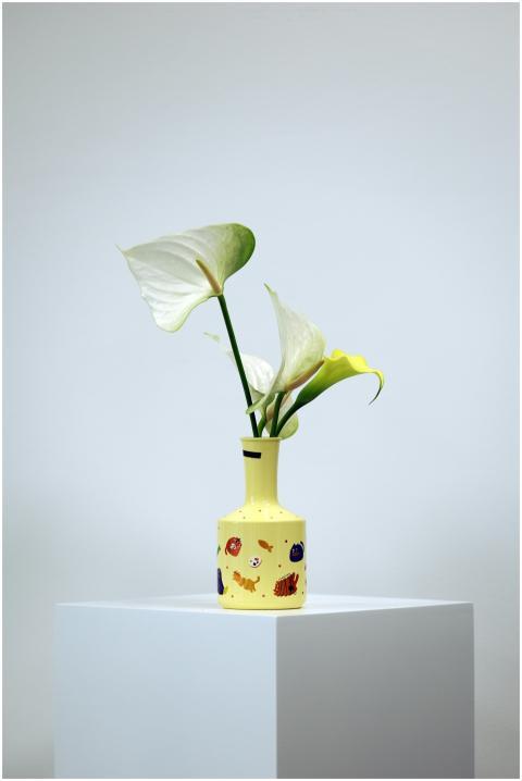 Minimalist display of white calla lilies in a deco
