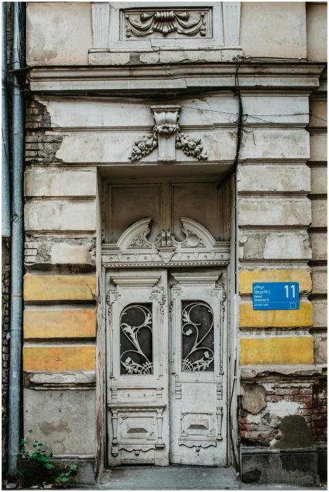 A detailed photo of a historical ornate door in Tb