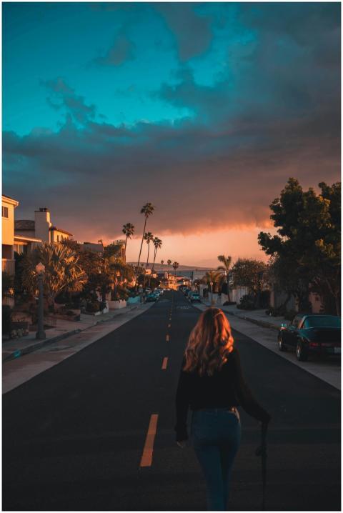 Woman walking on a Los Angeles street during a vib