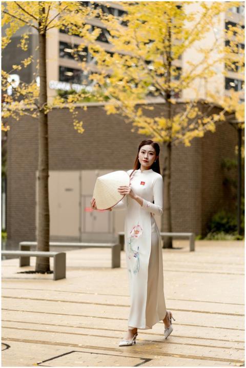 Vietnamese Woman Traditional Ao