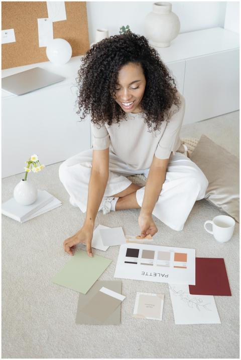 Black woman with afro hair selecting color palette