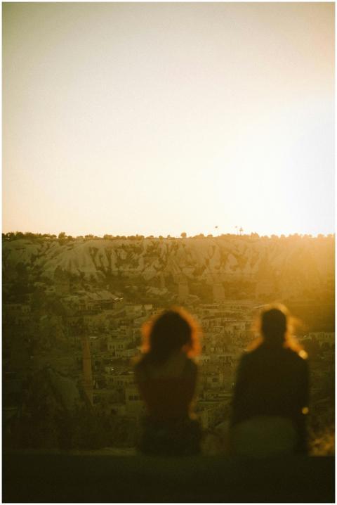 Silhouettes of two people overlooking Göreme's lan