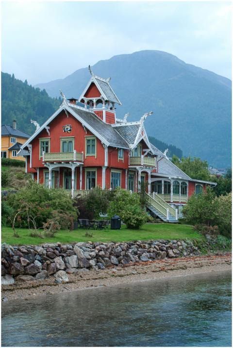 Picturesque wooden house by the fjord in Balestran