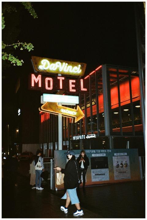 Da Vinci Motel neon sign illuminated at night in S
