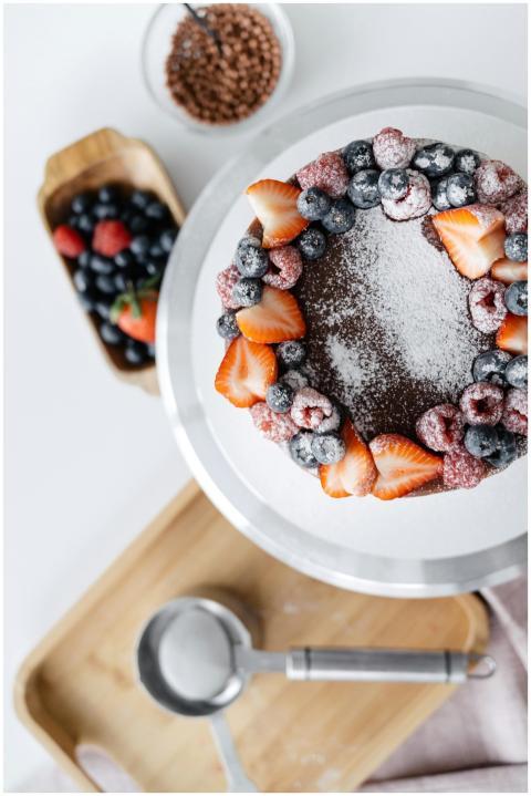 Indulge in a beautifully decorated berry cake topp