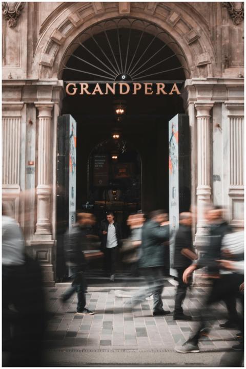 Dynamic urban scene capturing motion at Grand Pera