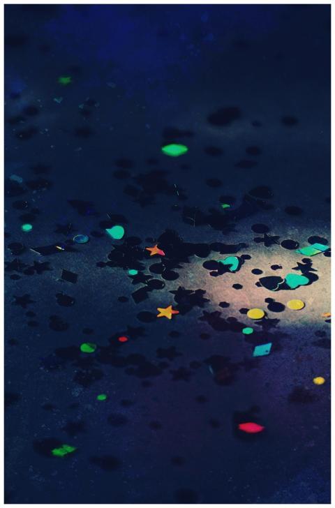 Vibrant confetti scattered on a dark background un