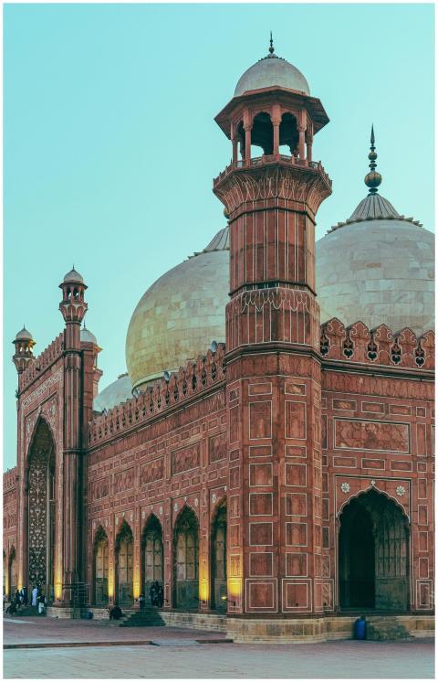 Stunning Badshahi Mosque's intricate facade and do