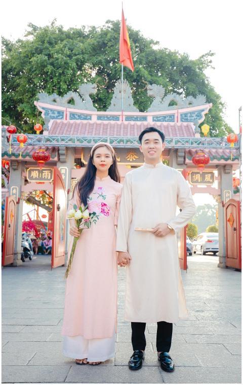 Couple wearing traditional Vietnamese clothing sta