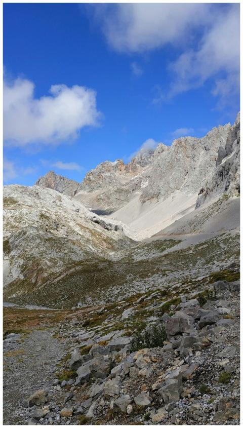 Captivating view of rocky mountain peaks under a v