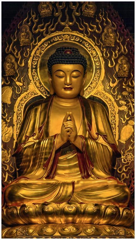 A majestic golden Buddha statue in a Xi'an temple,