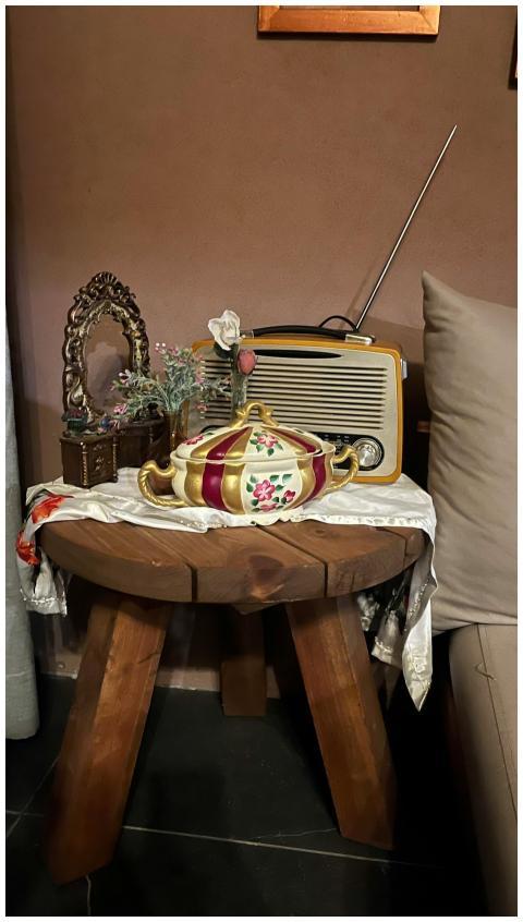A cozy vignette with a vintage radio and floral de