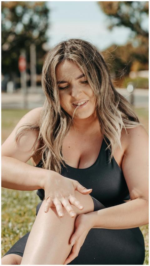 Caucasian woman rubbing her knee, experiencing joi