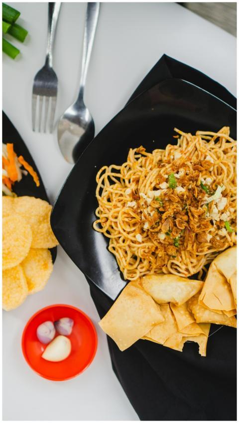 Appetizing Asian noodles dish with crispy toppings
