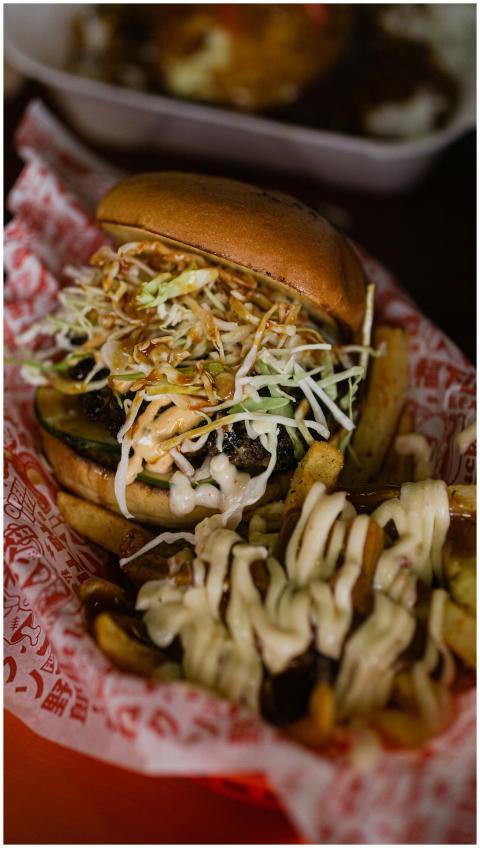 Mouth-watering burger with fresh toppings and chee