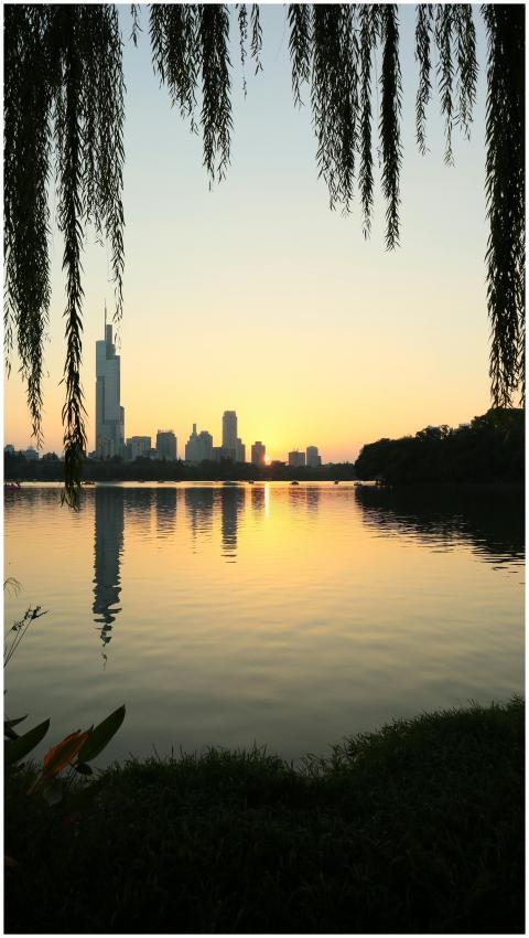Capture of a city skyline reflecting on a lake at