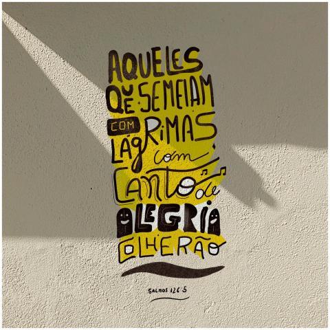 A Portuguese mural featuring inspirational hand-le