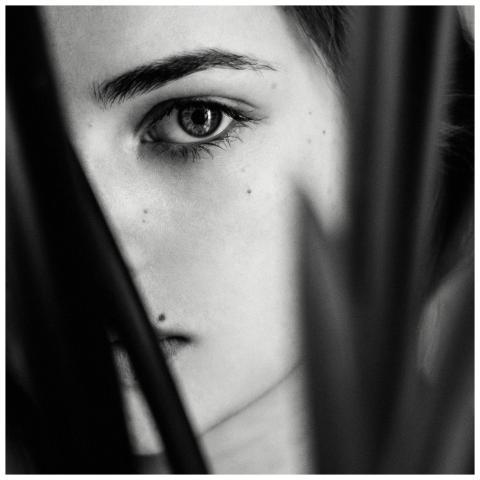 Intriguing black and white portrait of a woman par